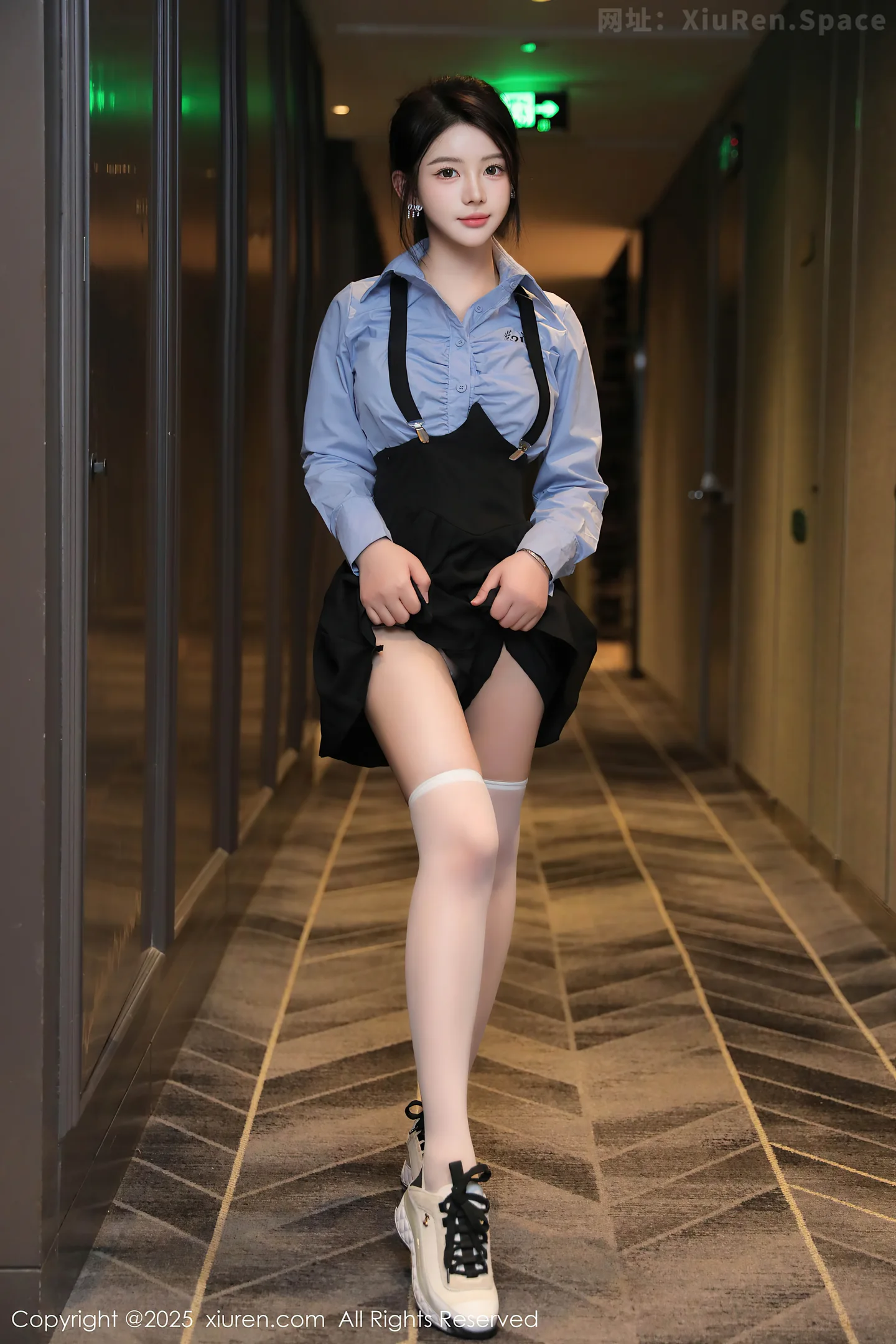 图片[3]-[XiuRen秀人网] VOL.9819 模特爱酱里性感蓝T配黑色吊带短裙露白丝袜秀完美身材诱惑写真80P-秀人网官方网站